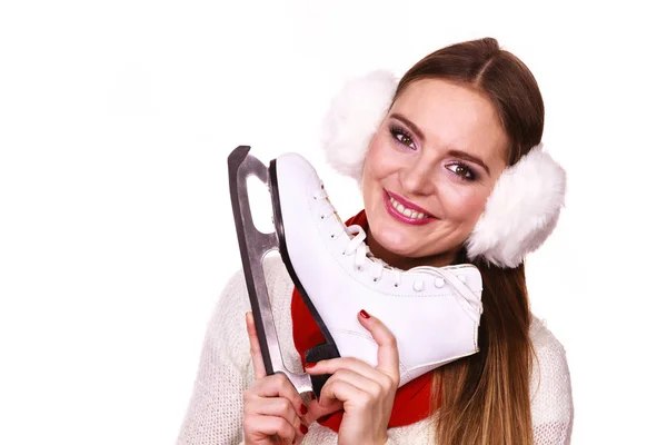 Mulher sorridente com patins no gelo — Fotografia de Stock