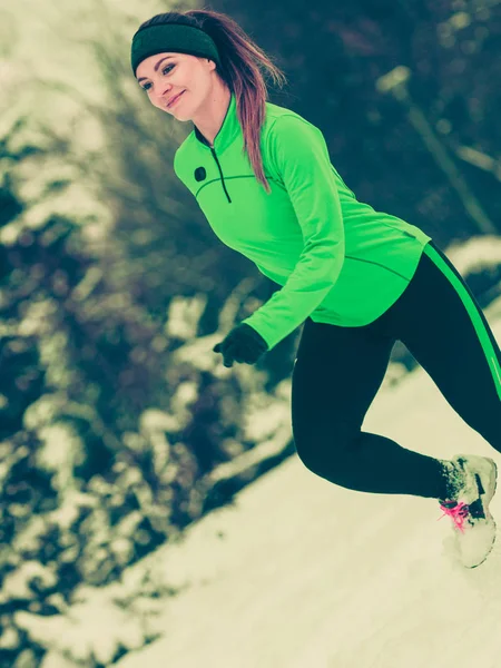 Nő illeszkedik sport modell képzési kültéri hideg nap — Stock Fotó