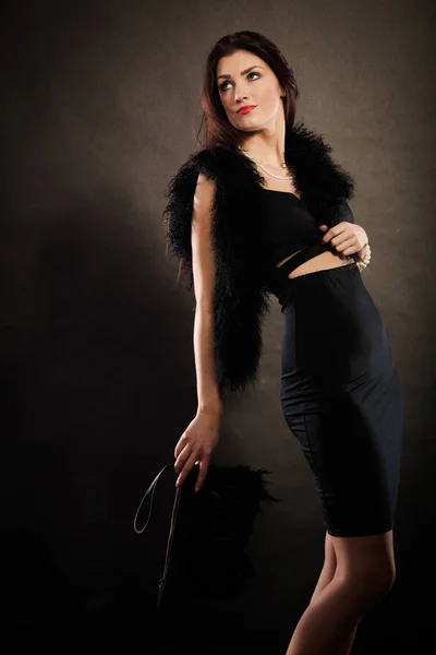 Kvinnan aftonklänning handväska i handen på svart — Stockfoto