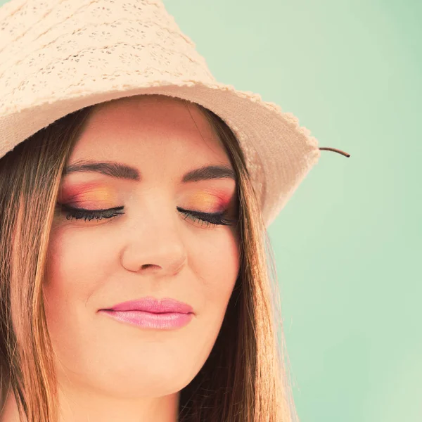 Woman face colorful eyes makeup, summer straw hat — Stock Photo, Image