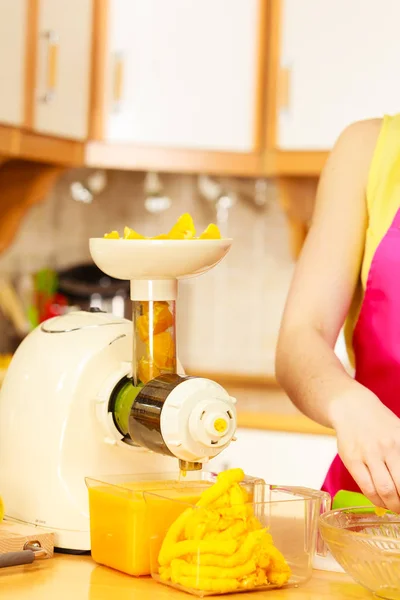 Γυναίκα, καθιστώντας το χυμό πορτοκαλιού σε αποχυμωτή μηχάνημα — Φωτογραφία Αρχείου