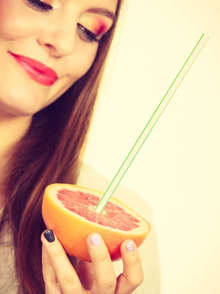 Mulher detém sumo de toranja bebendo de frutas — Fotografia de Stock