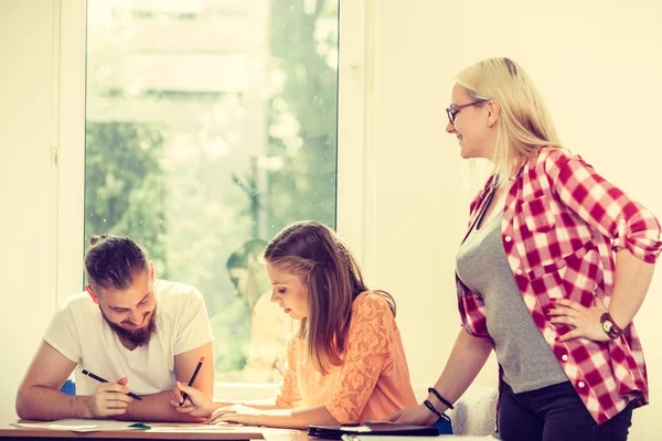 Studenten in de klas tijdens de pauze — Stockfoto