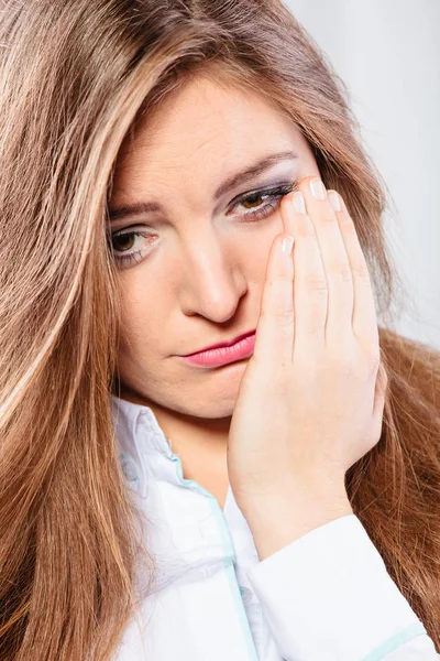 Triste mujer llorar sola y tocar la cara . —  Fotos de Stock