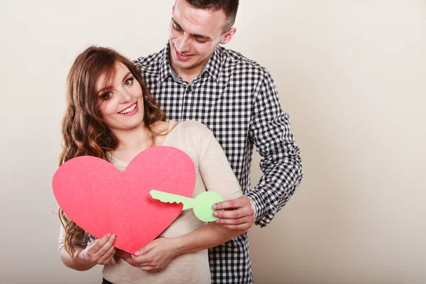 Paar mit Papierschlüssel zum Herz-Liebe-Symbol. — Stockfoto