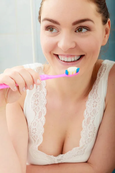 女性クリーニング歯を磨く。口腔衛生. — ストック写真