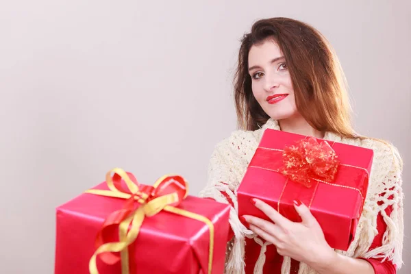Mujer sostiene cajas de regalo de Navidad roja — Foto de Stock