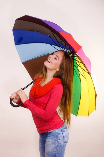 Frau steht unter buntem Regenschirm — Stockfoto