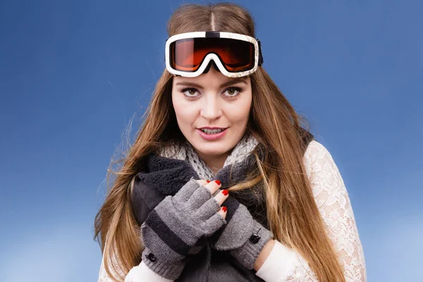 Σκιέρ κοπέλα φορώντας ζεστά ρούχα σκι googles πορτρέτο. — Φωτογραφία Αρχείου