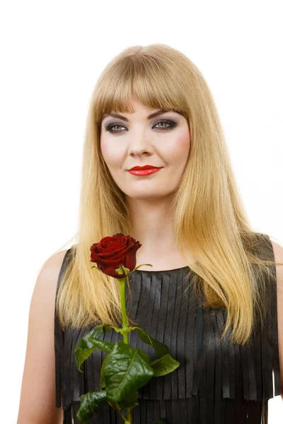 Menina bonita com rosa vermelha . — Fotografia de Stock