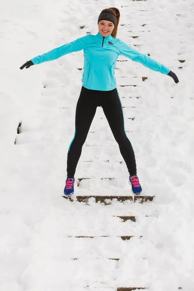 Jovem senhora se divertindo na neve . — Fotografia de Stock