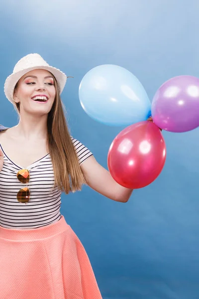 Frau Sommer fröhliches Mädchen mit bunten Luftballons — Stockfoto