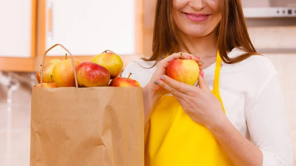 Mulher dona de casa na cozinha com muitos frutos — Fotografia de Stock