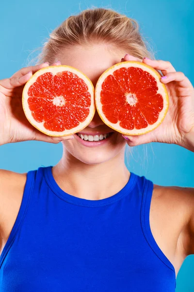 Mujer sosteniendo cítricos de pomelo en las manos — Foto de Stock