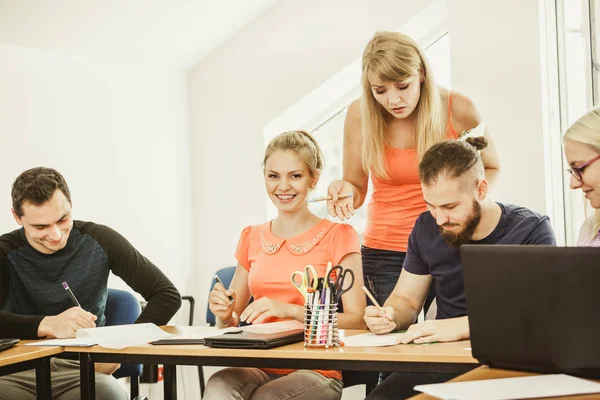 Estudiantes y profesor tutor en el aula — Foto de Stock