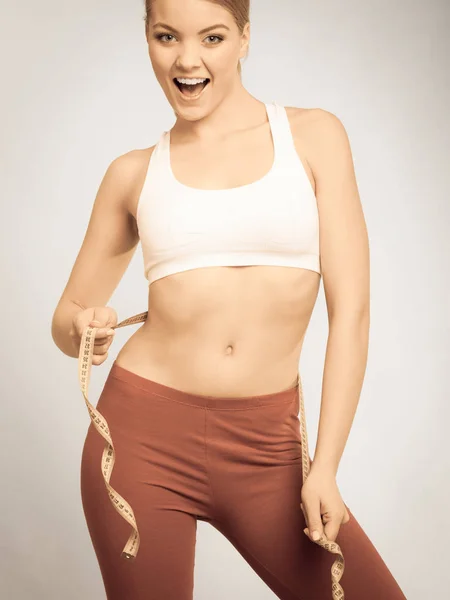 Tiempo para la pérdida de peso dieta. Ajuste chica con cinta métrica . — Foto de Stock