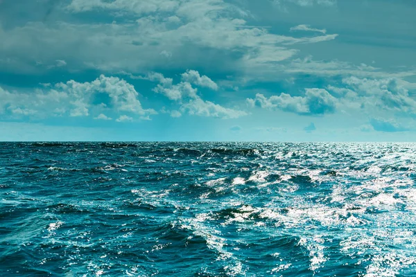 Όμορφο τοπίο στη θάλασσα ορίζοντα και ουρανό. — Φωτογραφία Αρχείου