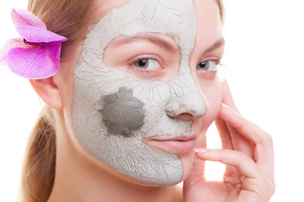Skin care. Woman applying clay mask on face. Spa. — Stock Photo, Image