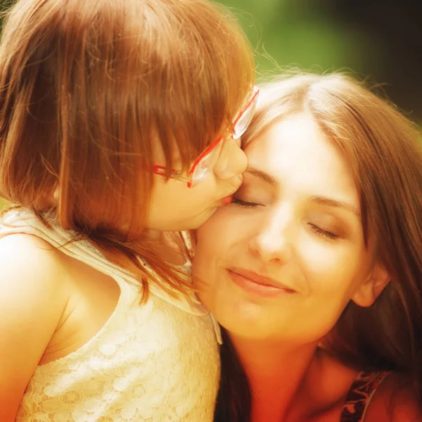 Ragazzina che abbraccia sua madre esprimendo teneri sentimenti. Amore. . — Foto Stock