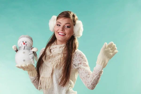 Mujer linda sonriente con pequeño muñeco de nieve. Invierno . —  Fotos de Stock