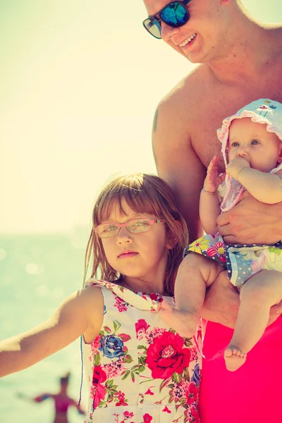 Ember, két gyerek pózol a tengerparton — Stock Fotó