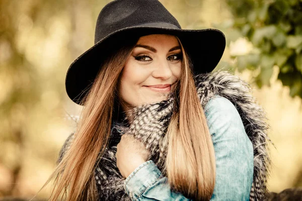 Linda chica en el parque — Foto de Stock