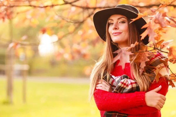 Woman standing by the tree. — Stock Photo, Image