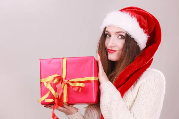 Mujer sosteniendo caja de regalo. Tiempo de Navidad — Foto de Stock