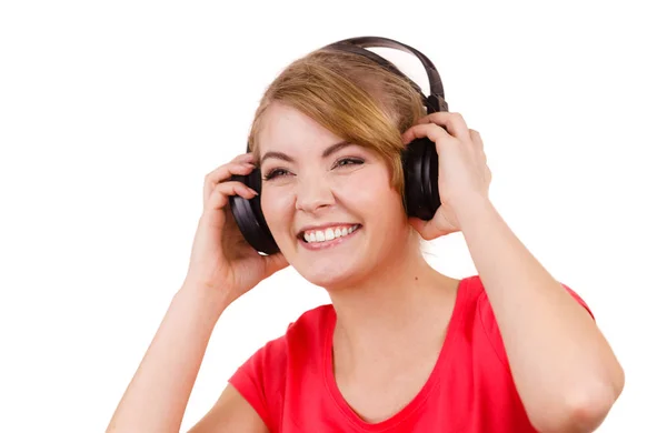 Vrouw in grote koptelefoon luisteren muziek geïsoleerd — Stockfoto