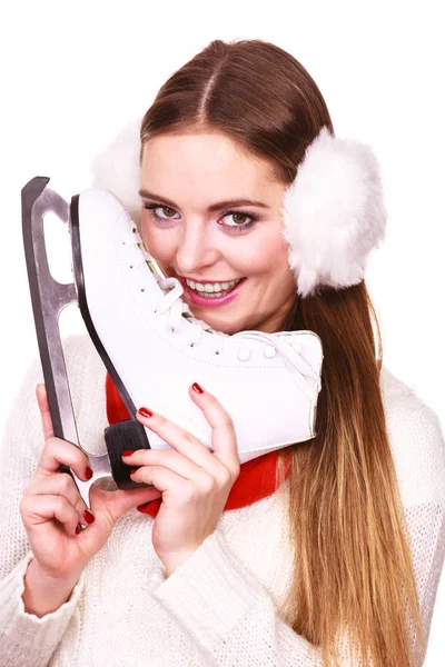 Mujer con orejeras y patines de hielo . — Foto de Stock