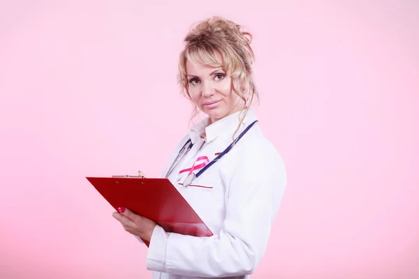 Donna medico diagnosticare paziente — Foto Stock