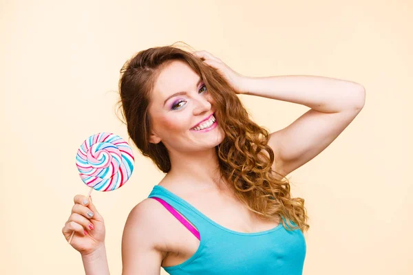 Mujer alegre chica con caramelo lollipop —  Fotos de Stock