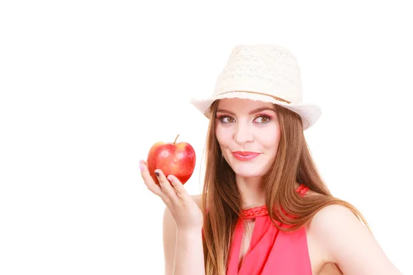 Cappello estivo donna trucco colorato tiene mela frutta — Foto Stock