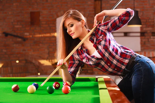 Young woman playing billiard. — Stock Photo, Image