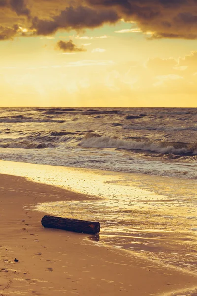 Веселий захід сонця з хмарами над морем і пляжем — стокове фото