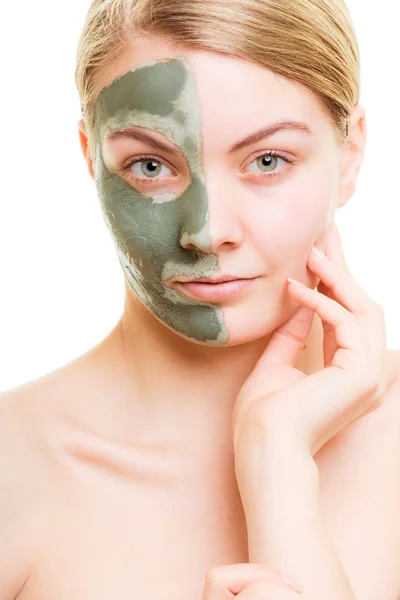 Vrouw in de klei modder masker op gezicht geïsoleerd op wit. — Stockfoto