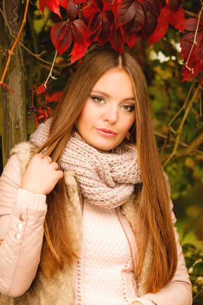 Porträtt flicka avkopplande promenader i höstens park. — Stockfoto