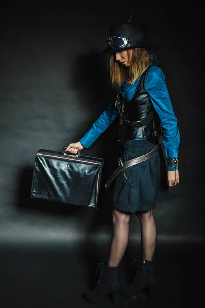 Steampunk ragazza con borsa retrò . — Foto Stock