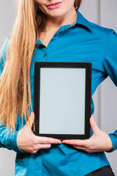 Unga kontor arbetaren håll tablet Pc. — Stockfoto