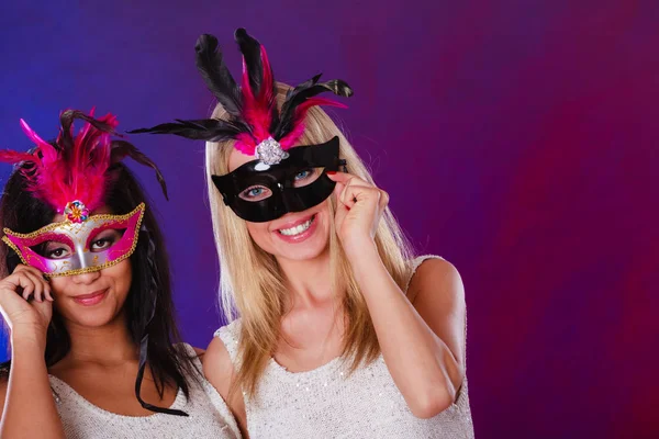 Twee vrouwen met carnaval Venetiaanse maskers — Stockfoto