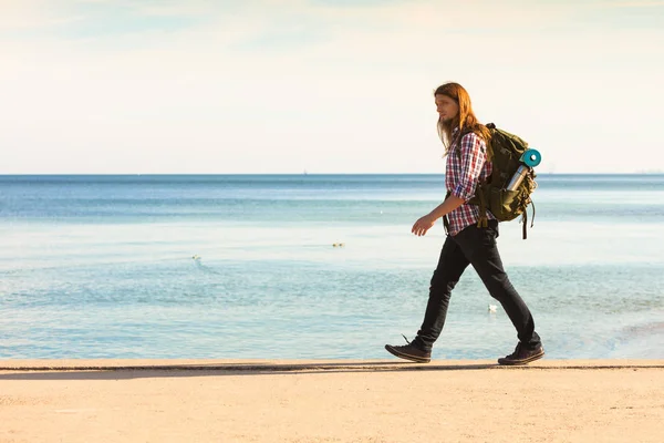 Escursionista uomo con zaino calpestio dal mare — Foto Stock