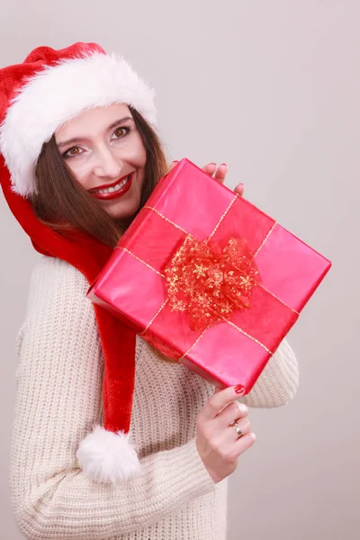 Mujer sosteniendo caja de regalo. Tiempo de Navidad — Foto de Stock