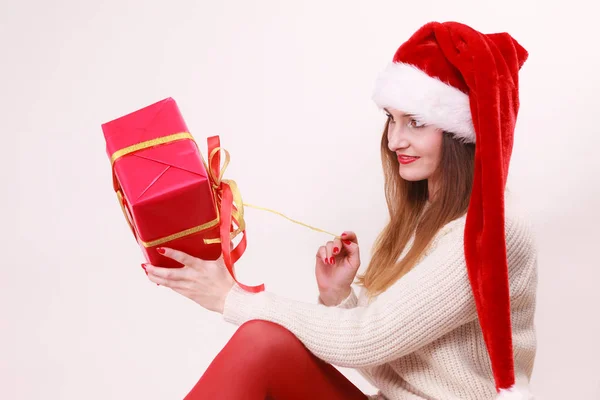 Donna che apre la confezione regalo. Tempo di Natale — Foto Stock