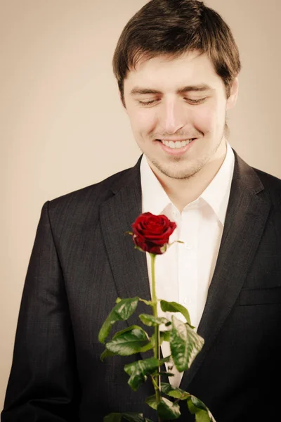 Bonito homem com rosa — Fotografia de Stock