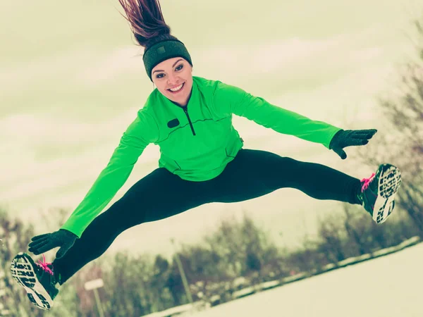 Mulher ajuste esporte modelo de treinamento ao ar livre no dia frio — Fotografia de Stock