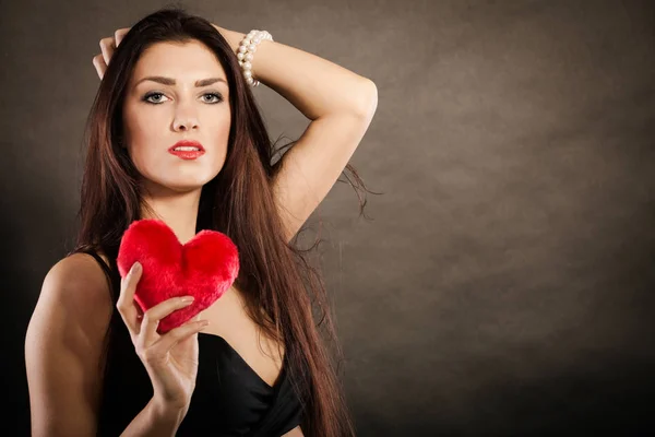 Bella donna tiene il cuore rosso sul nero — Foto Stock