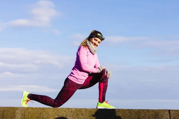 Nő fitness sport lány képzés kültéri hideg időjárás — Stock Fotó