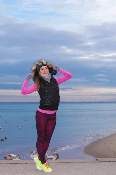 Femme se reposant après avoir fait du sport à l'extérieur par temps froid — Photo