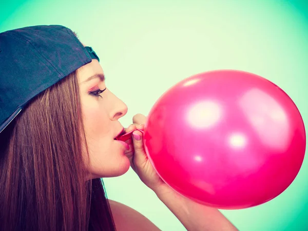 Teen flicka blåsa röd ballong. — Stockfoto