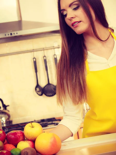 Sorridente signora in cucina . — Foto Stock